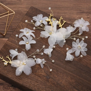 Détails de l'accessoire de coiffure de mariage fait main avec perles et branches dorées