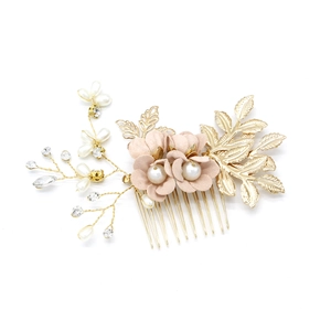 Detailansicht Haarkamm mit rosa Stoffblumen, Perlen und goldenen Blättern handgefertigt