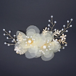 Dettaglio fermaglio per capelli da sposa con fiori in tulle beige e perle