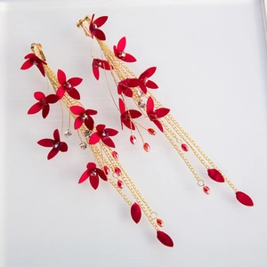 Élégantes boucles d'oreilles fleurs rouges faites main avec chaîne dorée et cristal
