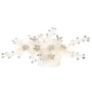 Peigne à cheveux de mariée argenté avec fleurs en soie blanches perles et strass