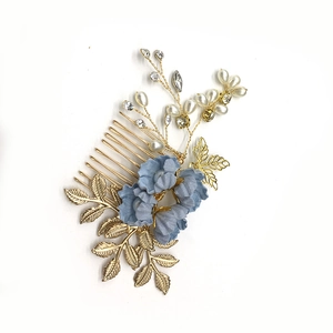 Detail von blauen Chiffonblumen mit Goldblättern, Perlen und Kristallen auf einem Kamm
