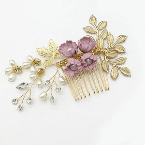 Handgefertigter Brauthaarkamm mit lila Stoffblumen, goldenen Blättern und Perlen