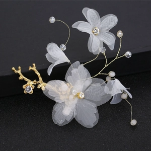 Détails des pinces à cheveux de mariée avec fleurs en tulle blanc et brins de perles