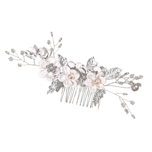 Détails d'un peigne à cheveux pour mariée avec fleurs blanches, perles et strass brillants