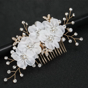 Peigne à cheveux mariée avec fleurs en résille blanches, perles et cristaux sur fil doré