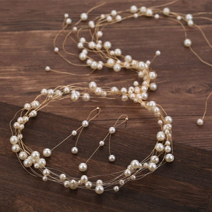 Gros plan d'un bandeau de mariée en perles et boucles d'oreilles assorties