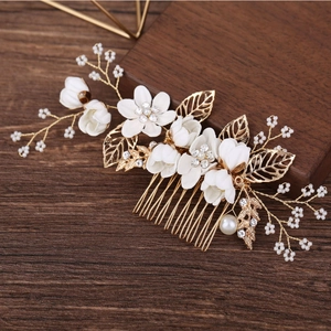 Peigne à cheveux de mariage élégant avec fleurs blanches et feuilles dorées sur bois