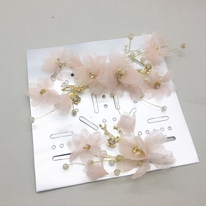 Détails des épingles à cheveux avec fleurs en mousseline rose, perles et cristaux