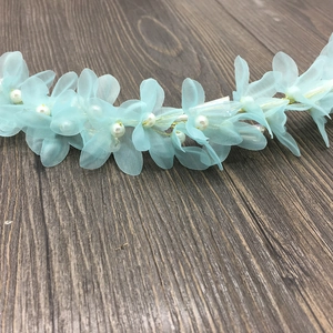 Serre-tête floral bleu clair en tulle avec perles sur fil doré pour coiffure de mariée