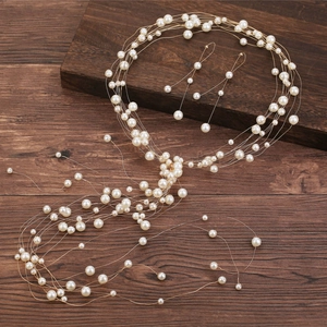 Vue détaillée du bandeau de mariée en perles et boucles d'oreilles sur bois
