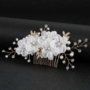 Peigne à cheveux de mariée avec fleurs en gaze blanche et cristaux sur fil doré