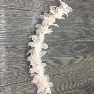 Serre-tête de mariée en fleurs d'organza rose avec perles et détails en tulle