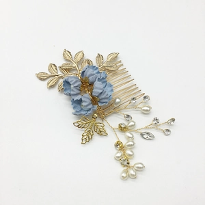 Eleganter goldener Braut-Haarkamm mit blauen Stoffblumen, Perlen und Kristallzweigen