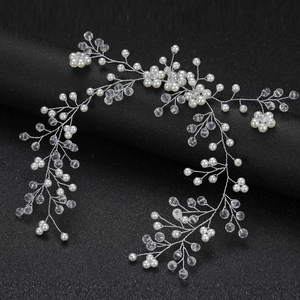 Vigne de cheveux de mariée avec perles blanches et cristaux sur fil d'argent pour mariage