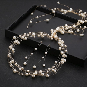 Vue détaillée du set de perles de mariée faites main avec collier et boucles d'oreilles