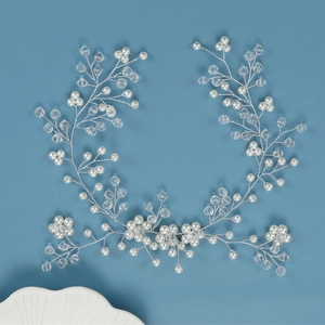 Vigne de cheveux de mariée avec perles blanches et perles de cristal sur fond bleu
