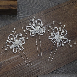 Épingles à cheveux de mariée avec perles blanches et cristaux sur base florale argent