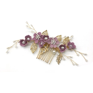 Détail d'un peigne à cheveux à fleurs violettes, feuilles dorées et perles blanches