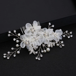 Peigne à cheveux de mariée avec fleurs en organza, perles et strass sur fond noir