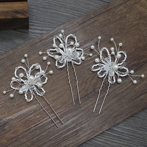 Détails macro des épingles à cheveux faites main avec perles blanches et cristaux