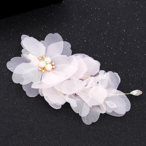 Barrette de mariée avec fleurs en tulle rose, perles et détails en cristal brillant