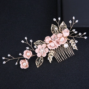 Peigne à cheveux de mariée avec fleurs en satin rose, feuilles d'or et perles
