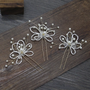 Détail de trois épingles à cheveux de mariée avec perles blanches et cristaux
