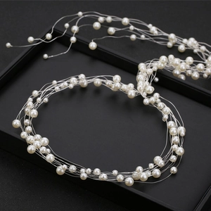 Vue détaillée d'un collier de mariée multicouche en perles et fils d'argent délicats