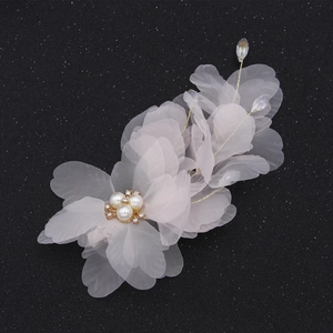 Barrette à fleurs en tulle blanc avec perles et cristaux pour un style de mariage élégant