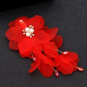 Barrette à fleurs rouge élégante pour mariée avec pompons dorés et perles artisanales