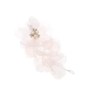 Détail de pince à cheveux fleur rose en organza avec perles, strass et glands de cristal