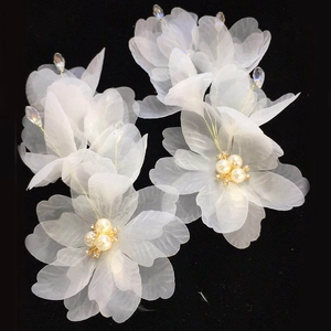 Barrettes à fleurs blanches faites à la main avec perles et cristaux pour la mariée