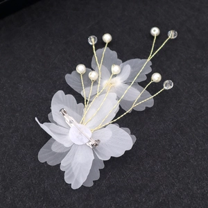 Détails de la fleur en organza blanc faite main avec perles et fils dorés pour la coiffure