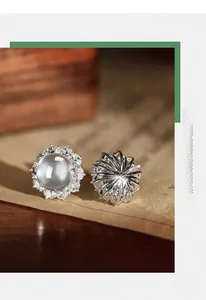 Vue détaillée des boucles d'oreilles en jade avec finition pierre de lune et dos en argent