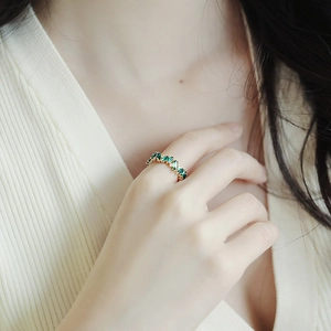 Eleganter Goldring mit rechteckigem Smaragdstein und weißen Zirkonia-Akzenten