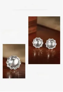 Gros plan de boucles d'oreilles en jade quartz avec halo scintillant et fini brillant