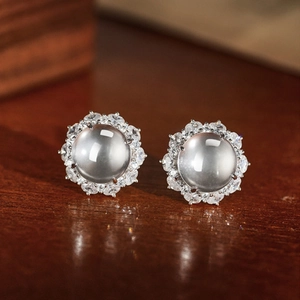 Boucles d'oreilles clous en quartz avec halo de zircons sur support en métal argenté