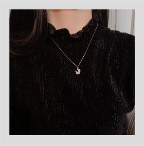 Dettaglio della collana con ciondolo a farfalla in argento s925 con zirconi su modella