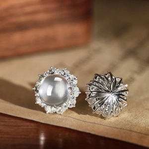 Élégantes boucles d'oreilles en pierre de lune avec entourage scintillant style vintage