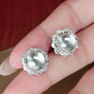 Boucles d'oreilles en jade de quartz avec halo de zircone dans un serti argenté