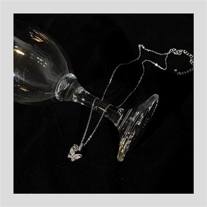Dettaglio della collana doppia farfalla in argento s925 con zirconi su velluto nero scuro
