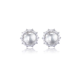 Eleganti orecchini in calcedonio bianco con alone d'argento e pietre di zircone scintillanti