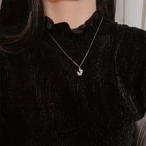 Collana con ciondolo a farfalla scintillante in argento sterling S925 per donna su nero