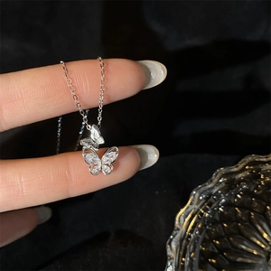 Elegante collana farfalla in argento s925 con zirconi bianchi e una catena a maglia fine