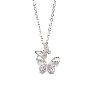 Squisita collana in argento S925 con doppio ciondolo a farfalla e zirconi su sfondo bianco