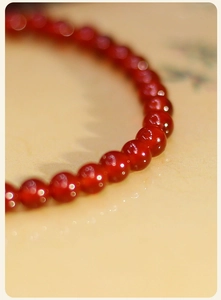 Detalle macro de cuentas de ágata roja natural con brillo aceitoso y acabado pulido