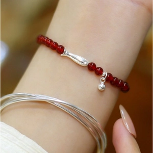 Pulsera de cuentas de ágata roja natural para mujer con dije de pez koi en plata pura