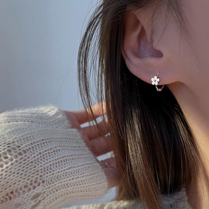 Petites Boucles d'Oreilles Créoles en Forme de Marguerite pour Femmes en Cuivre Plaqué Or Argent Douces Boucles d'Oreilles Huggie
