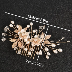 Détail du peigne de mariée montrant les dimensions 12,5cm x 7cm et perles cristal